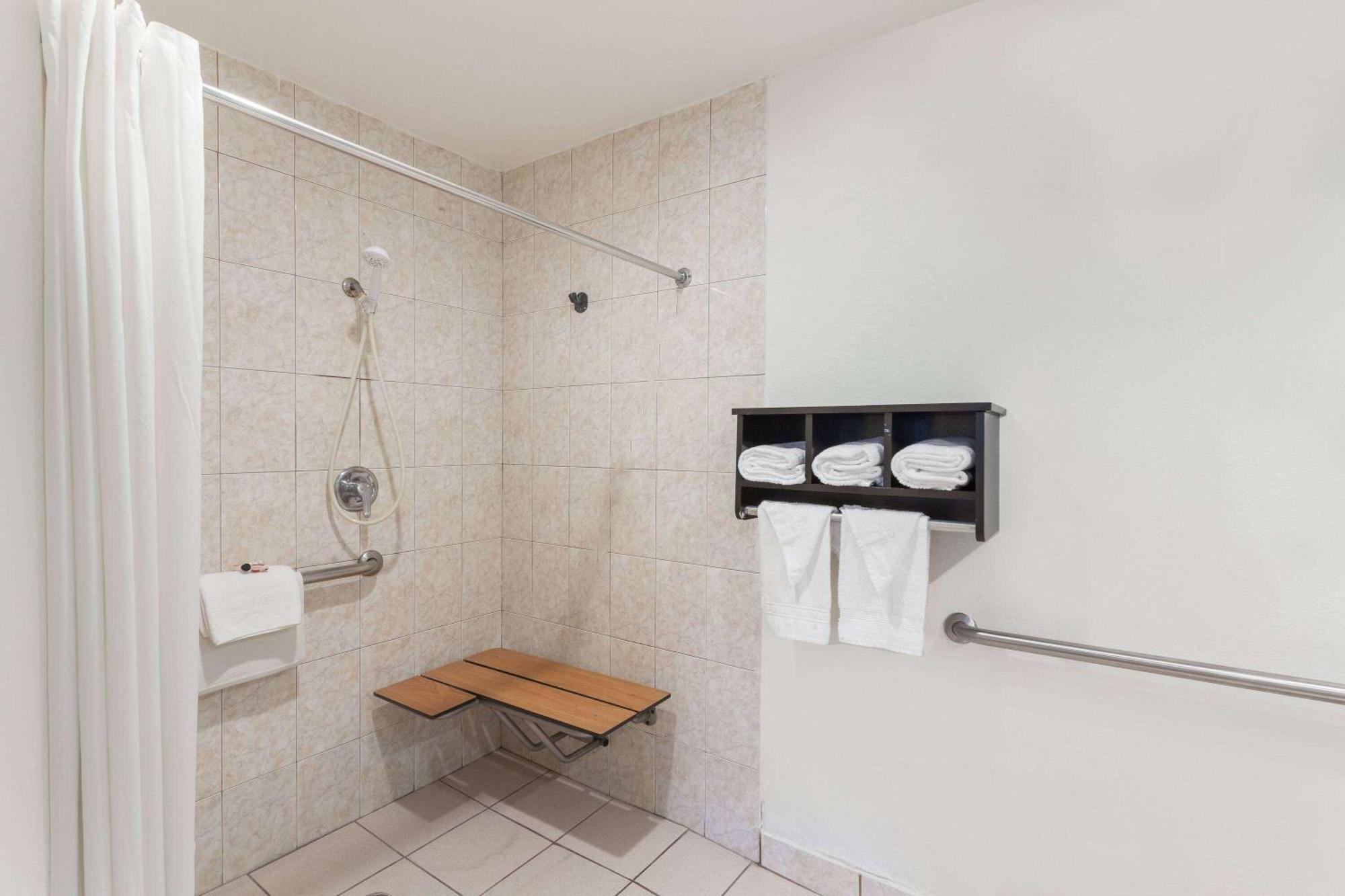 Howard Johnson By Wyndham National City/San Diego South Buitenkant foto