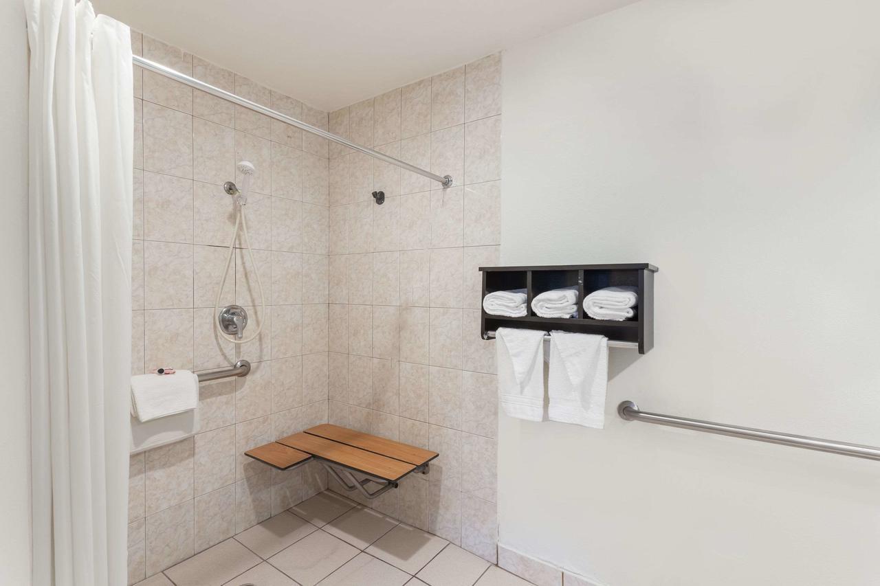 Howard Johnson By Wyndham National City/San Diego South Buitenkant foto